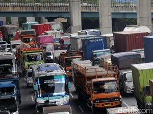 Akhir Pekan, Tol Jakarta Arah Cikampek Macet di Beberapa Titik