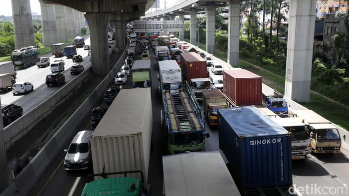 Kamacetan terpantau terjadi di Tol Jakarta Cikampek Jalur A, Bekasi Barat, Kota Bekasi. Begini penampakannya.