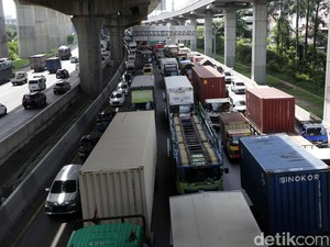 Hari Kedua Lebaran, Sejumlah Titik di Tol Cibitung Arah Cikampek Macet