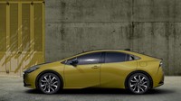 Kedua versi Series Parallel Hybrid. Untuk versi HEV ini, Prius menggunakan mesin 2.000 cc dan 1.800 cc. Sistem Series Parallel Hybrid pun diperbarui sehingga menawarkan akselerasi yang memuaskan dan pengendaraan yang responsif tapi tidak mengorbankan efisiensi bahan bakar. Tenaga maksimal untuk versi mesin 2.000 cc mencapai 193 PS, lebih tinggi dari model sebelumnya. Versi ini hadir dengan sistem penggerak E-Four. Foto: Dok. Toyota