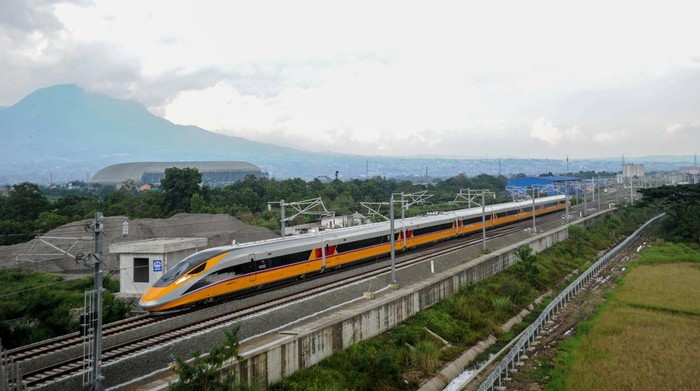 UJI COBA OPERASIONAL KERETA CEPAT JAKARTA-BANDUNG Rangkaian Electric Multiple Unit (EMU) menjalani uji operasional Kereta Cepat Jakarta-Bandung di Stasiun Tegalluar, Kabupaten Bandung, Jawa Barat, Rabu (16/11/2022). Proses uji coba operasional Kereta Cepat Jakarta Bandung sejauh 15 km dengan kecepatan terbatas 80 km/jam tersebut disaksikan oleh Presiden Joko Widodo dan Presiden China Xi Jinping secara daring disela KTT G20 di Bali. ANTARA FOTO/Raisan Al Farisi/tom.