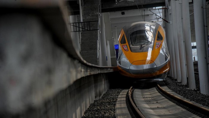Rangkaian Electric Multiple Unit (EMU) menjalani uji operasional Kereta Cepat Jakarta-Bandung di Stasiun Tegalluar, Kabupaten Bandung, Jawa Barat, Rabu (16/11/2022). Proses uji coba operasional Kereta Cepat Jakarta Bandung sejauh 15 km dengan kecepatan terbatas 80 km/jam tersebut disaksikan oleh Presiden Joko Widodo dan Presiden China Xi Jinping secara daring disela KTT G20 di Bali. ANTARA FOTO/Raisan Al Farisi/tom.