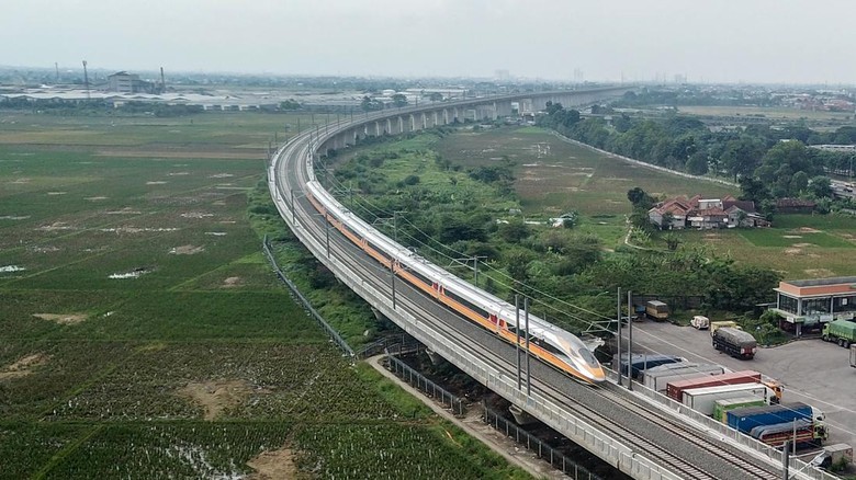 UJI COBA OPERASIONAL KERETA CEPAT JAKARTA-BANDUNG Rangkaian Electric Multiple Unit (EMU) menjalani uji operasional Kereta Cepat Jakarta-Bandung di Stasiun Tegalluar, Kabupaten Bandung, Jawa Barat, Rabu (16/11/2022). Proses uji coba operasional Kereta Cepat Jakarta Bandung sejauh 15 km dengan kecepatan terbatas 80 km/jam tersebut disaksikan oleh Presiden Joko Widodo dan Presiden China Xi Jinping secara daring disela KTT G20 di Bali. ANTARA FOTO/Raisan Al Farisi/tom.