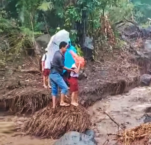 Video siswa yang berasal dari Banjar Dinas Abian Tiing Kaja, Desa Jungutan, Kecamatan Bebandem, Kabupaten Karangasem, Bali menyeberangi Sungai Panti dalam keadaan banjir ketika pulang sekolah viral di media sosial. Foto: IST