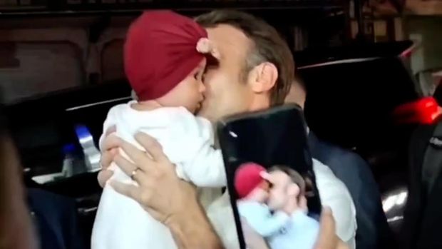 Viral Presiden Prancis Macron Gendong Bayi di GWK Bali