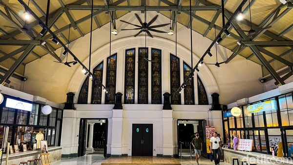 Gedung ini merupakan bekas kantor pos di Pasar Baru yang telah disulap menjadi creative hub atau ruang kreatif untuk para usaha mikro kecil menengah (UMKM).