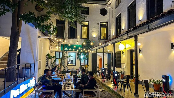 Tak hanya untuk UMKM, di Pos Bloc ini nantinya akan menampilkan berbagai macam hiburan seperti musik, tari dan budaya. Tak hanya untuk UMKM, di Pos Bloc ini nantinya akan menampilkan berbagai macam hiburan seperti musik, tari dan budaya.