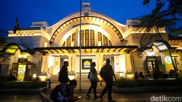 Presiden Microsoft Indonesia Dharma Simorangkir mengungkapkan gedung tua milik kantor pos ini sudah berusia 111 tahun. Menurutnya, semua sektor pasti akan menemukan tantangan dan ketidakpastian ekonomi makro membutuhkan suatu perubahan yang bisa membawa ke arah lebih baik. Presiden Microsoft Indonesia Dharma Simorangkir mengungkapkan gedung tua milik kantor pos ini sudah berusia 111 tahun. Menurutnya, semua sektor pasti akan menemukan tantangan dan ketidakpastian ekonomi makro membutuhkan suatu perubahan yang bisa membawa ke arah lebih baik.