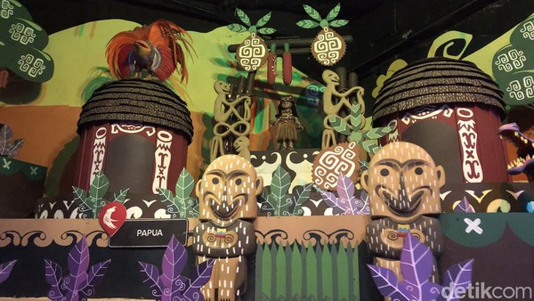 Pengunjung dapat bersantai di wahana tersebut sembari melihat boneka-boneka yang menggunakan baju adat dari daerah di Indonesia dan beberapa negara.