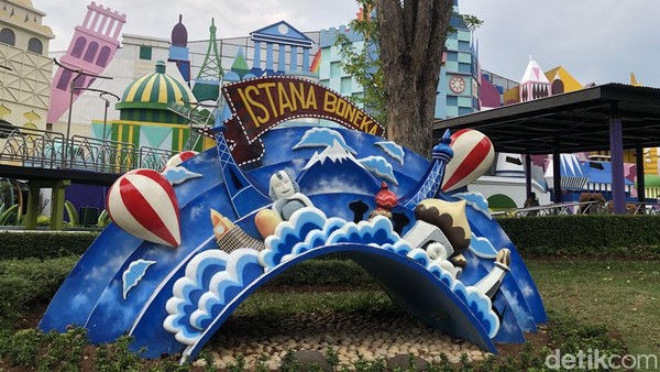 Istana boneka menjadi salah satu wahana favorit anak-anak bahkan orang dewasa ketika berkunjung ke Dunia Fantasi, Ancol, Jakarta. Istana boneka menjadi salah satu wahana favorit anak-anak bahkan orang dewasa ketika berkunjung ke Dunia Fantasi, Ancol, Jakarta.