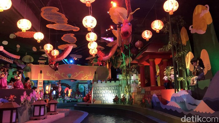Istana boneka merupakan salah satu wahana yang ada di Dunia Fantasi, Ancol. Banyak netizen beranggapan bahwa boneka yang ada di wahana ini seperti ada arwahnya.
