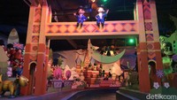 Bangunannya memiliki gaya arsitektur Eropa klasik dan diisi oleh lebih dari 600 boneka animatronik yang lucu.