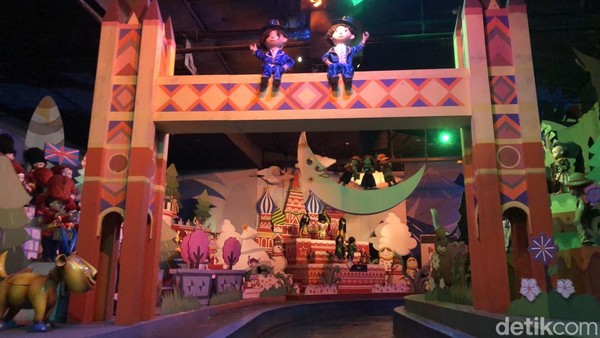 Bangunannya memiliki gaya arsitektur Eropa klasik dan diisi oleh lebih dari 600 boneka animatronik yang lucu. Bangunannya memiliki gaya arsitektur Eropa klasik dan diisi oleh lebih dari 600 boneka animatronik yang lucu.