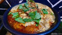 Menu bernama Mie Galunggung diakui oleh Ade yang membuat warkopnya menjadi laris dan viral. Untuk Mie Galunggung sendiri, Ade mengaku dirinya hanya menggunakan mie instan merek Indomie varian Mie Aceh. Foto: detikcom