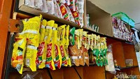 Warkop pertama milik Mang Ade ternyata berlokasi tak jauh dari kelurahan Mampang Prapatan. Tetapi karena warkop pertamanya lebih sempit, maka banyak pelanggannya yang memilih datang ke warkop cabang Bangka, Jakarta Selatan. Foto: detikcom