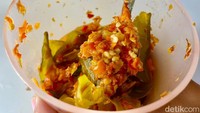 Ade memiliki sambal rahasia yang secara garis besar hanya bisa dirasakan cabai, bawang putih, bawang merah dan daun jeruknya. Sambal inilah yang berhasil menyihir pelanggannya untuk terus kembali makan di sini. Foto: detikcom