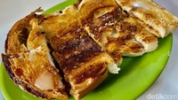 Jika ingin camilan manis, kamu juga bisa memesan roti bakar di warkop yang berlokasi di Jalan Bangka No.3A, Jakarta Selatan ini. Ade menggunakan berbagai bahan klasik untuk menunya, ada roti tawar jadul hingga selai dengan kemasan gelas kaca yang ikonik ditemukan di warkop. Foto: detikcom