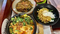Selain mie galunggung, ada banyak menu lain yang ditawarkan oleh Ade. Mulai dari mie instan biasa, nasi goreng hingga roti bakar. Ketika menyambanginya, detikfood juga tak lupa mencicipi menu-menu lain khas warkop milik pria yang kerap disapa Mang Ade. Foto: detikcom