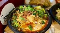 Ade mengatakan bahwa mie varian ini memiliki rasa rempah yang cocok dengan bumbu buatannya. Sebelumnya ia pernah menggunakan mie rica-rica tetapi kini mie tersebut sudah sulit digunakan. Foto: detikcom