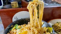 Banyak cara yang dilakukan Ade untuk menemukan mie yang tepat demi menggantikan mie rica-rica. Mulai dari mie rasa soto mie, ayam bawang, kari ayam tetapi semua varian tersebut tidak ada yang cocok rasanya. Foto: detikcom