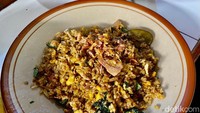 Nasi gorengnya tampak sederhana. Hanya ada nasi, potongan bakso dan telur orak-arik. Rasa nasi gorengnya juga hanya seperti nasi goreng kampung pada umumnya, tetapi berhasil membuat lidah terus merindukan rasanya. Foto: detikcom