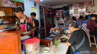 Menyambangi Warkop Galunggung Mang Ade, detikfood membuktikan kelezatan racikan mie viral ala Mang Ade. Berbincang langsung dengan Mang Ade, ternyata ada kisah panjang hingga ia berhasil membuka warkop yang kini memiliki tiga cabang. Foto: detikcom