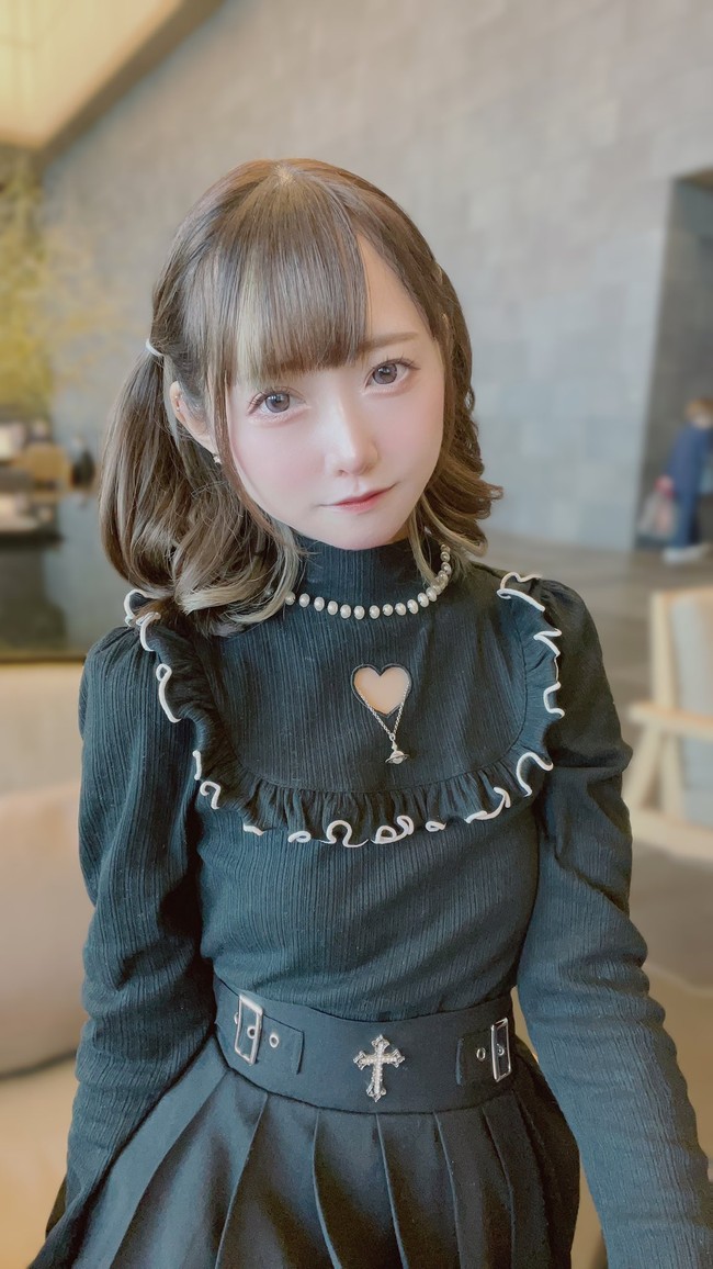 Dilansir Oddity Central, Zirazyo mengatakan jika penampilan sang adik menjadi salah satu hal yang mendorongnya untuk mengubah penampilan. Ketika itu, ia terpikir ingin jadi artis tapi menilai adiknya lah yang paling lucu di keluarga. Apalagi Zirazyo melihat saudarinya lebih sering mendapatkan pujian.Foto: TikTok/Twitter Zirazyo