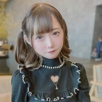 Dilansir Oddity Central, Zirazyo mengatakan jika penampilan sang adik menjadi salah satu hal yang mendorongnya untuk mengubah penampilan. Ketika itu, ia terpikir ingin jadi artis tapi menilai adiknya lah yang paling lucu di keluarga. Apalagi Zirazyo melihat saudarinya lebih sering mendapatkan pujian.Foto: TikTok/Twitter Zirazyo