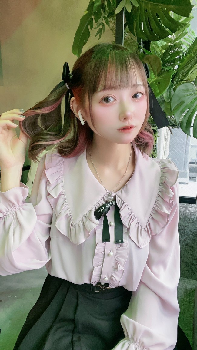 Sejak saat itu, ia selalu berusaha memperbaiki penampilan. Meski sempat di-bully teman-teman karena melakukan operasi plastik, Zirazyo mengaku hal tersebut tidak menghalanginya dan berpikir bahwa mereka hanya iri. Foto: TikTok/Twitter Zirazyo