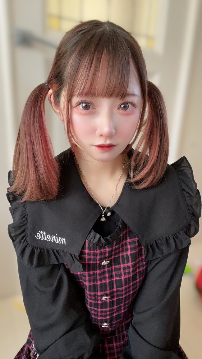 Tak sedikit wanita yang menampilkan transformasi wajah mereka setelah melakukan operasi plastik di media sosial. Tapi perubahan seorang selebgram Jepang jadi kontroversi karena dikatakan dimulai sejak SD. Foto: TikTok/Twitter Zirazyo