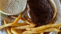 Burger ini tak menarik selera karena patty-nya gosong, tak ada sayuran, tanpa saus, dan rotinya terlihat kering. Netizen ini merasa sia-sia sudah membelinya seharga USD 15 (Rp 234 ribu).