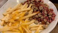 Dalam menu tertulis Three Meat Skillet, tapi begitu dipesan dan disajikan, inilah tampilannya. Dagingnya tampak menyedihkan ya?