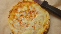 Lagi jalan-jalan ke taman bermain, netizen ini lapar dan pesan pizza USD 11 (Rp 172 ribu). Begitu datang, porsinya sangat mungil, bahkan tak ada topping.