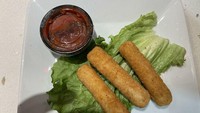 Mozzarella Stick harusnya berisi 8 buah, tapi netizen ini hanya menerima 3. Harga yang sudah dibayarkan padahal tak main-main yaitu USD 12 (Rp 187 ribu).