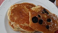 Pesanan zonk selanjutnya adalah pancake ini. Netizen sudah bayar ekstra untuk blueberry, tapi tambahannya sangat sedikit.