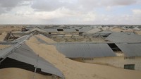 Terjangan hebat badai pasair tersebut bahkan sampai membuat beberapa rumah tenggelam pasir.