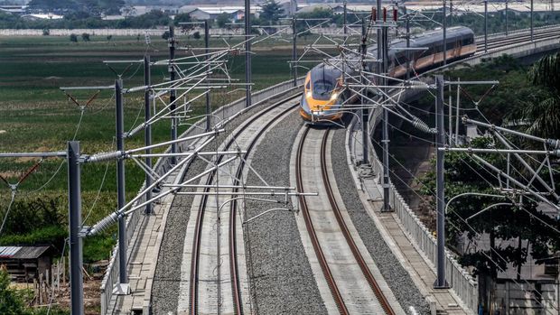 BANDUNG, WEST JAVA, INDONESIA - 2022/11/16: Jakarta Bandung High-Speed Train (KCJB) or Comprehensive Inspection Train (CIT) was seen during the dynamic trial in Tegalluar. President Joko Widodo and Chinese President Xi Jinping are planning to see online the dynamic trial process of the 15 km Jakarta Bandung High-Speed Train with a limited speed of 80 km/hour during a sidelines visit from the G20 summit in Bali. (Photo by Algi Febri Sugita/SOPA Images/LightRocket via Getty Images)