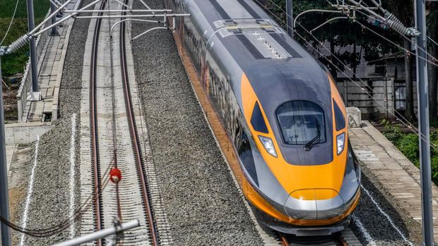 BANDUNG, WEST JAVA, INDONESIA - 2022/11/16: Jakarta Bandung High-Speed Train (KCJB) or Comprehensive Inspection Train (CIT) was seen during the dynamic trial in Tegalluar. President Joko Widodo and Chinese President Xi Jinping are planning to see online the dynamic trial process of the 15 km Jakarta Bandung High-Speed Train with a limited speed of 80 km/hour during a sidelines visit from the G20 summit in Bali. (Photo by Algi Febri Sugita/SOPA Images/LightRocket via Getty Images)
