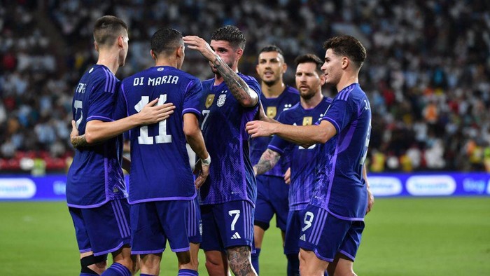 Argentinas midfielder Angel Di Maria (2nd L) celebrates with teammates after scoring during the friendly football match between Argentina and the United Arab Emirates at the Mohammed Bin Zayed Stadium in Abu Dhabi, on November 16, 2022. (Photo by Ryan LIM / AFP) (Photo by RYAN LIM/AFP via Getty Images)