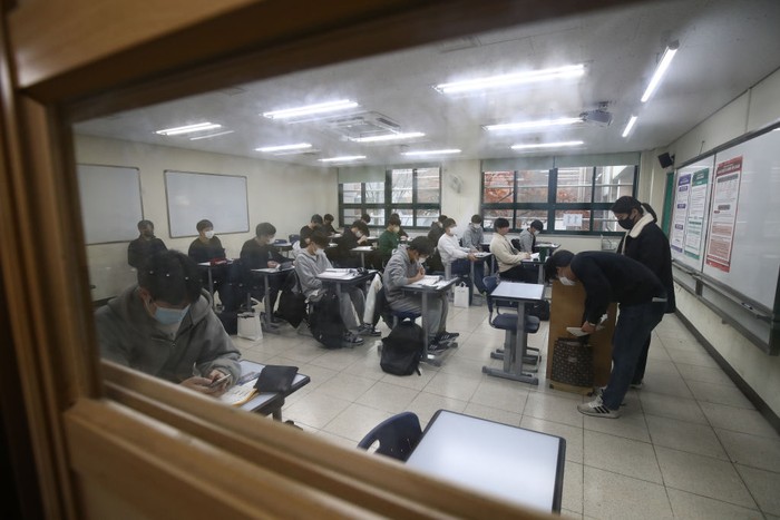 SEOUL, SOUTH KOREA - NOVEMBER 17: South Korean students take their College Scholastic Ability Test at a school on November 17, 2022 in Seoul, South Korea. The annual College Scholastic Ability Test (CSAT) is the country's most important annual academic event, and the whole country almost grinds to a halt for the smooth administration of the test. (Photo by Chung Sung-Jun/Getty Images)