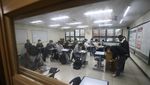 7 Potret Pelajar Korsel Ikut Suneung, Sampai Diantar Mami