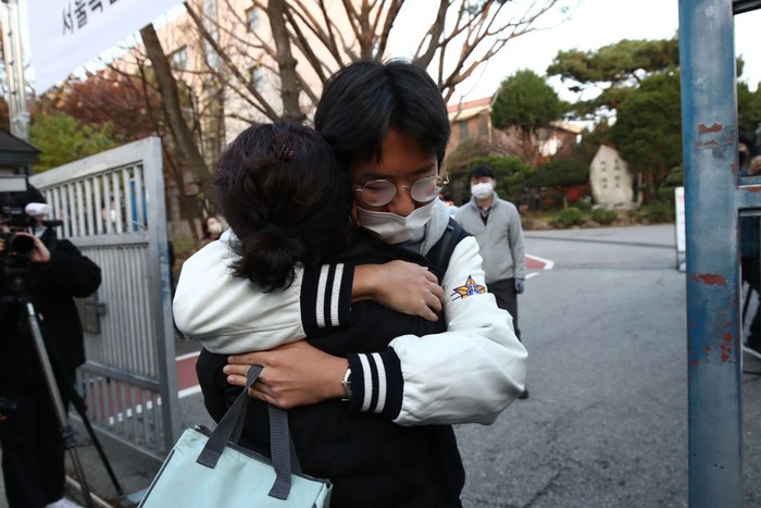 1442064772 Seorang ibu memeluk putranya yang mengikuti College Scholastic Ability Test (CSAT) atau Suneung pada 17 November 2022 di Seoul, Korsel. Suneung adalah acara akademik tahunan paling penting di Korsel.