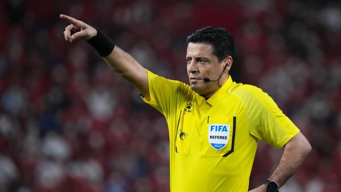 SAITAMA, JAPAN - AUGUST 25: Referee Alireza Faghani gestures during the J.LEAGUE Levain Cup Prime Stage second leg match between Kawasaki Frontale and Cerezo Osaka at Kawasaki Todoroki Stadium on August 10, 2022 in Kawasaki, Kanagawa, Japan. (Photo by Etsuo Hara/Getty Images)