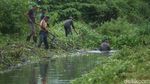 Antisipasi Banjir, Aliran Kali Tertutup Tanaman Liar Dibabat