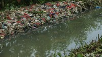 Sampah-sampah ini berasal dari limbah keluarga. Mulai dari popok, plastik sabun hingga sampah sterofoam.