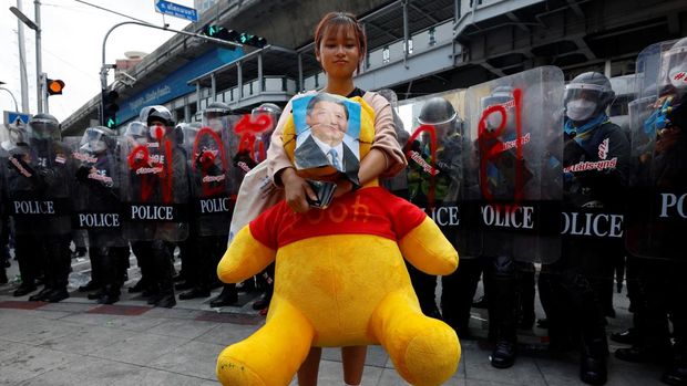 A demonstrator carrying a Winnie the Pooh bear with a portrait of Chinese President Xi Jinping on it takes part in a protest against the Asia-Pacific Economic Cooperation (APEC) Summit near the Queen Sirikit National Convention Center venue, at Asoke Junction, in Bangkok, Thailand November 17, 2022. REUTERS/Jorge Silva
