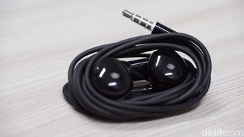 Asus turut memberikan earphone. Foto: Adi Fida Rahman/detikINET