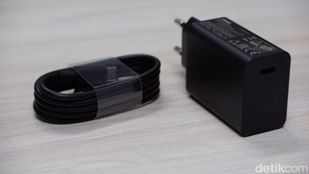 Asus memberikan kabel data USB Type dan charger 30W. Foto: Adi Fida Rahman/detikINET