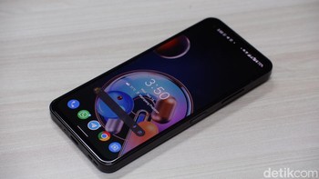 Mengusung layar AMOLED 5,9 inch Full HD+, refresh rate 120Hz dengan kecerahan maksimum 1100 nits. Foto: Adi Fida Rahman/detikINET