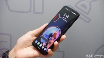 Zenfone 9 sudah menggunakan baterai berkapasitas 4300mAh. Tersedia pilihan 6/128 GB, 8/256 GB dan 16/256 GB. Foto: Adi Fida Rahman/detikINET